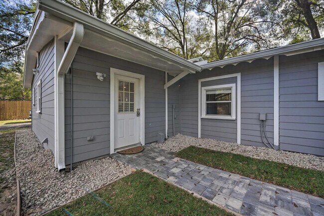 Building Photo - 224 E Kelly Park Rd