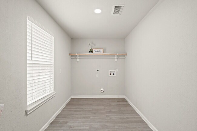 Building Photo - "Charming 3-Bedroom FULLY RENOVATED Home o...