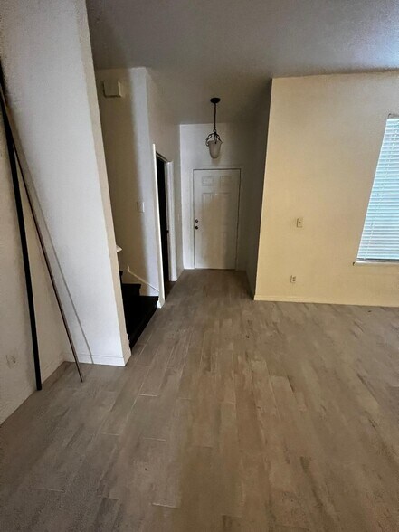 Main entry - 1662 Buckeye Falls Way