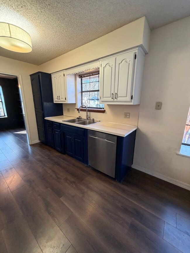 Building Photo - $2,000 Move In Special