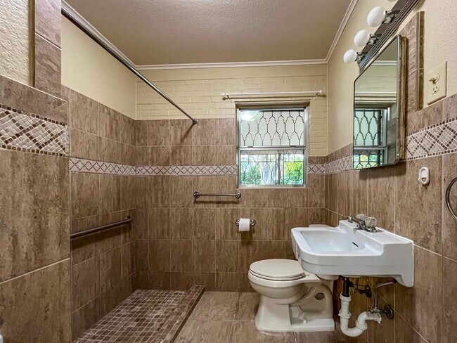 Building Photo - 2504 Clark Blvd