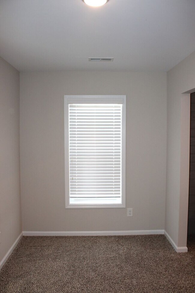 Building Photo - Flexible leasing Terms