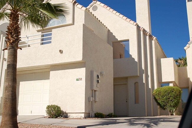 Building Photo - EXECUTIVE CONDO ON THE GREEN