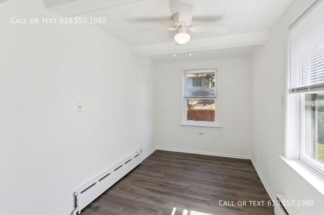 Building Photo - Spacious 1 Bedroom + Den First Floor Apart...