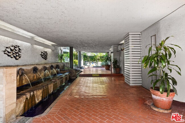 Building Photo - 4900 Overland Ave