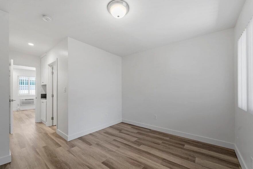 Building Photo - 1240 W 29th St