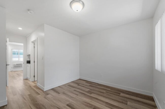 Building Photo - 1240 W 29th St