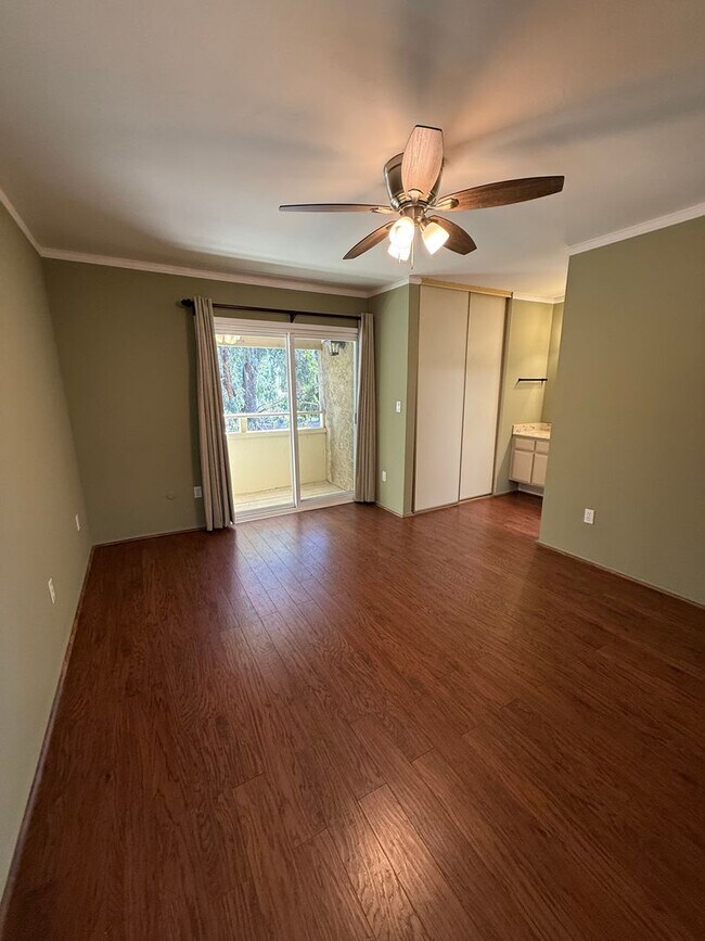 Building Photo - 2 bedroom 2.5 bath condo for rent