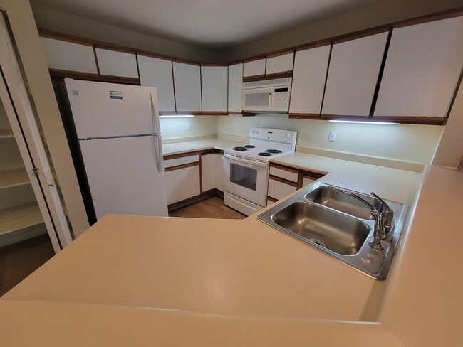 Building Photo - Immaculate 2 Bedroom, 2 Bath Top Floor Con...