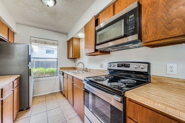 Building Photo - 2 Bedroom in Irving with Large 2-Car Garage