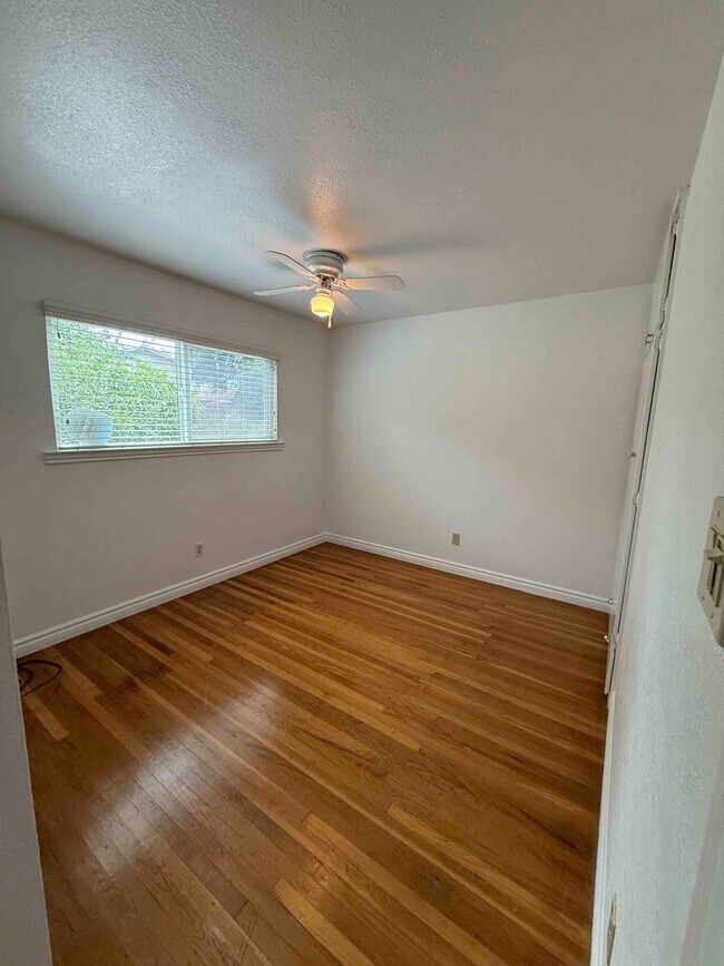 Building Photo - Great 3 Bedroom Walking Distance to American River