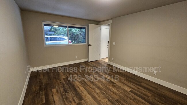 Building Photo - 10940 NE 26th Pl