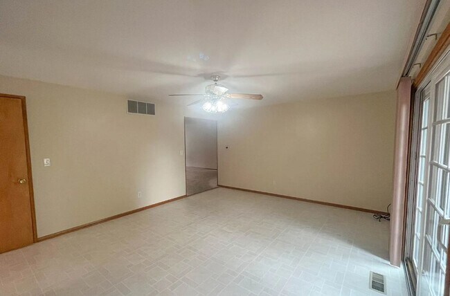 Building Photo - 15560 SE Thorville Ave