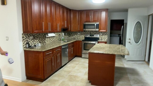 Building Photo - 7 Wildwood Rd