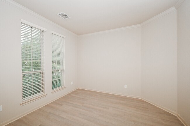 Building Photo - 19 Sandwell Place