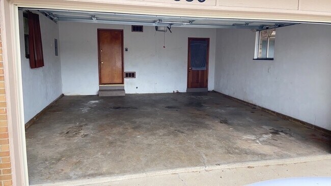 Building Photo - 536 S Main St