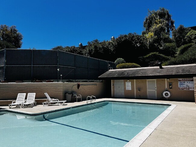 Building Photo - 4705 Birchwood Cir