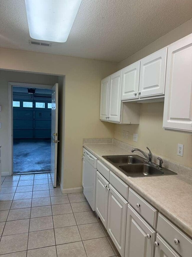 Building Photo - 11230 Centway Park Dr