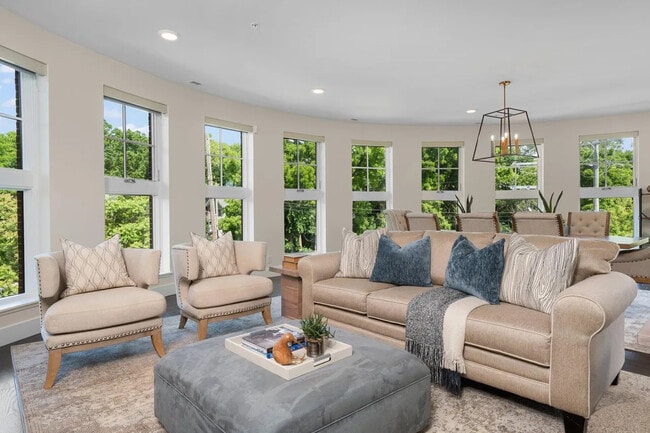 Building Photo - 218 W Kingsley St