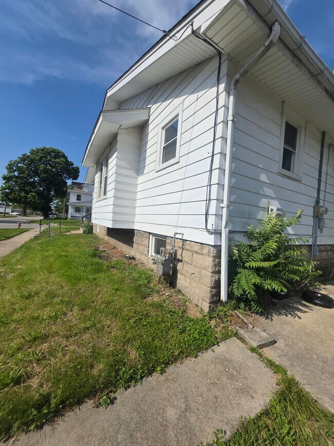 Building Photo - 1705 E N St