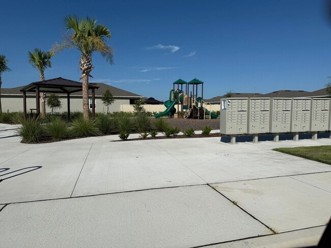 Building Photo - Brand NEW - never used appliances - 4 bedr...