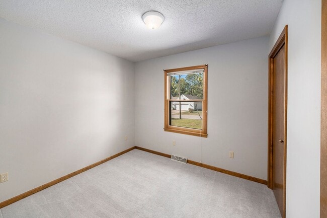 Building Photo - Charming 3 Bed 2.5 Bath Raised Ranch