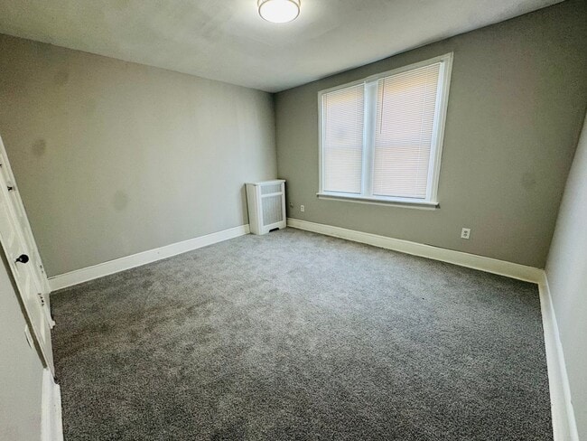 Building Photo - Remodeled 3bd/1 House with Rear yard!! SEC...