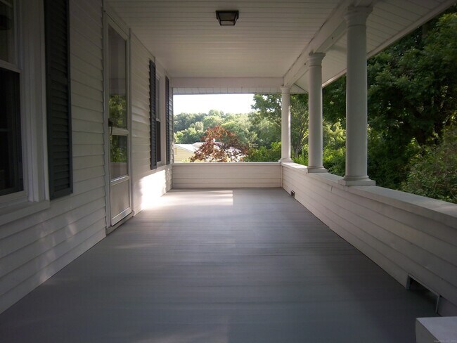 Building Photo - 104 School House Rd