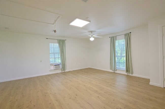 Building Photo - 2550 W Lucas Rd