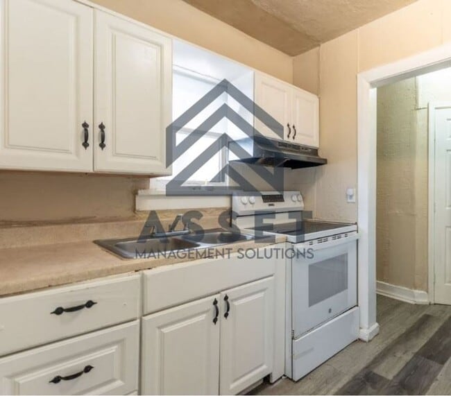 Building Photo - 4 Bedroom House Available now in OKC