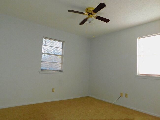 Building Photo - Charming 3-Bedroom Home with Spacious Layo...
