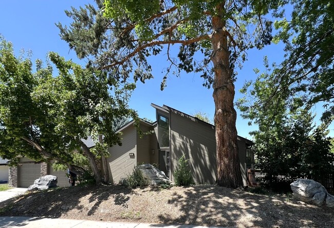 Primary Photo - Move-In Special, $200 Off 1st Months Rent!...