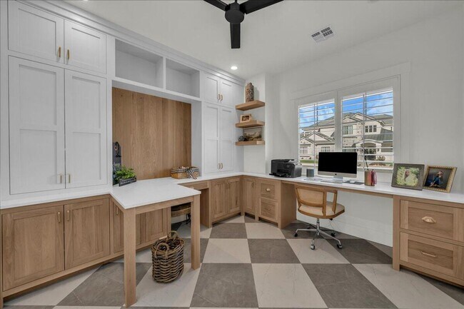 Building Photo - Beautiful 6-Bedroom, 5-Bathroom Home for Rent in Moorland Park