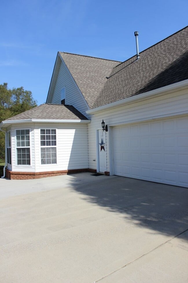 Building Photo - Amazing 3 bd/2.5bth in Farragut!!