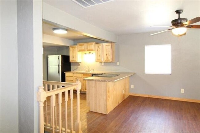 Building Photo - 2 Bedroom 1 bathroom