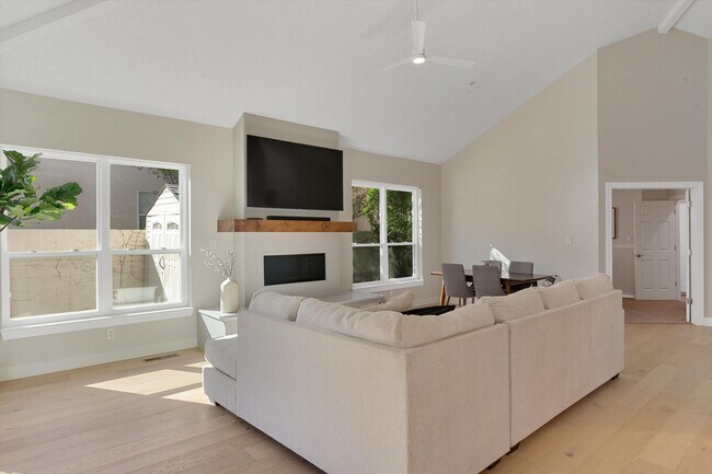 Building Photo - 11421 Desert Classic Ln NE