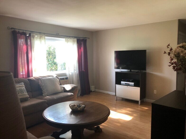 Living room - 59 Richmond Blvd