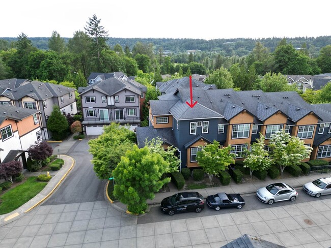 Building Photo - Spacious 3BR/3.5BA Townhome in Desirable E...