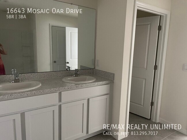 Building Photo - 16643 Mosaic Oar Dr