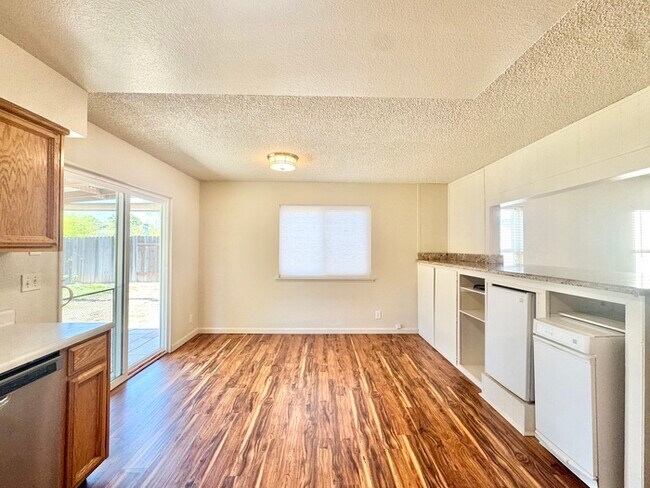 Building Photo - Beautiful 3 bedroom 2 bathroom single story!