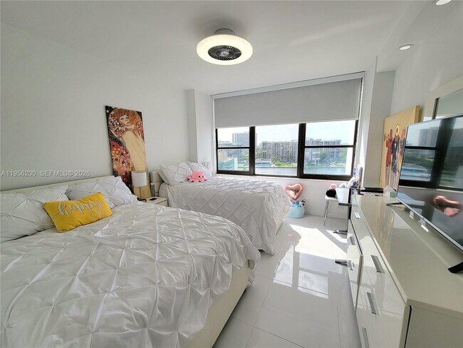 Building Photo - 3505 S Ocean Dr