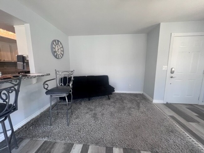 Building Photo - 1BR Furnished Recent Remodeled!!