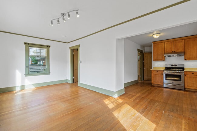 Building Photo - 950 Hiawatha Pl S