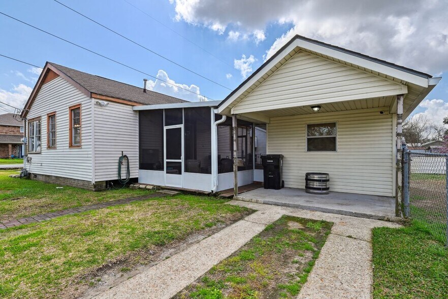 Building Photo - 2420 Fenelon St