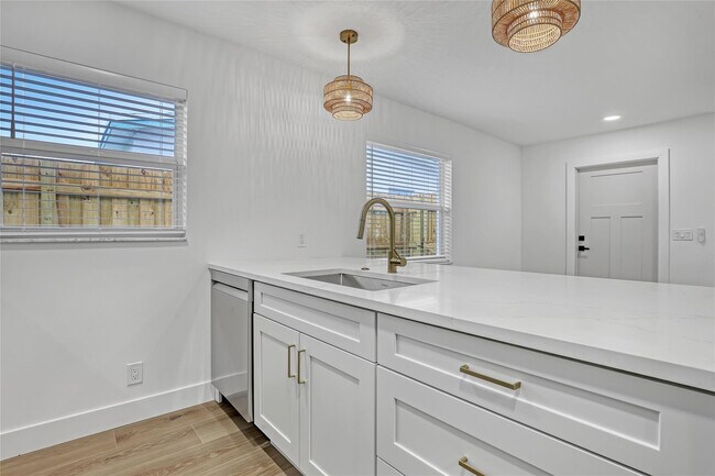 Building Photo - 416 W Mango St