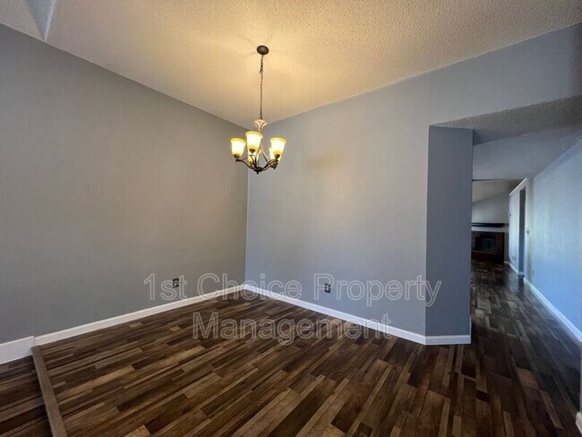 Building Photo - 7904 Fox Chase Dr