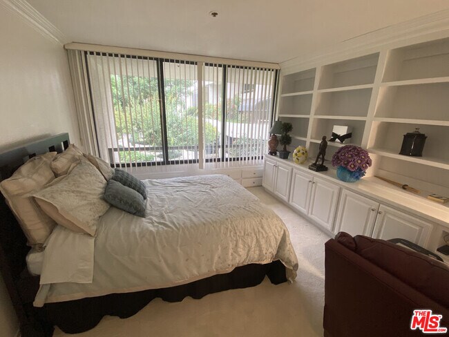 Building Photo - 121 S Hope St