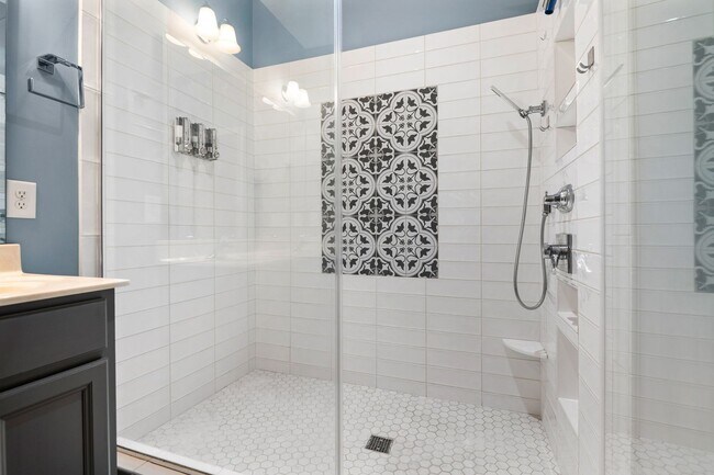 Building Photo - Available Now! Gorgeous, Well Upgraded 3 Bed / 2.5 Bath w/ First Floor Primary!