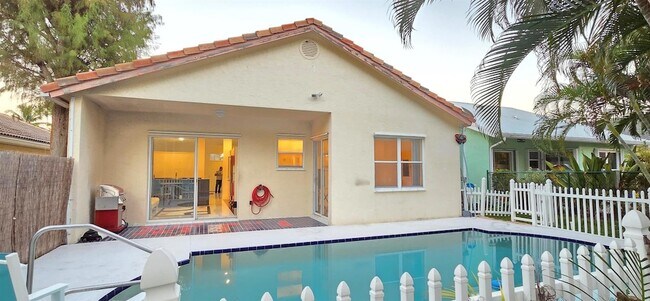 Building Photo - 661 Lake Wellington Dr