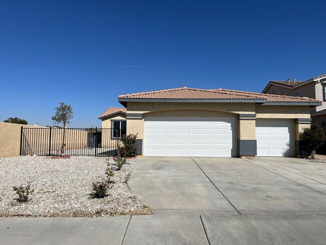 Building Photo - 3 bedroom 2 bath home with large yard available in Adelanto!